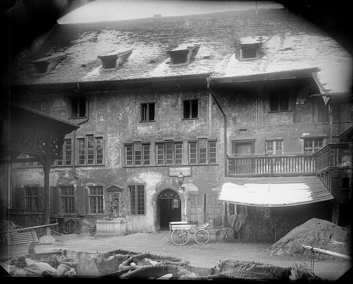 Hofansicht des Basler Zunfthauses zu Schmieden (um 1450), wo sich ab 1870 das Büro der Freiwilligen Armenpflege befand. 1889/90 durch die GGG umgebaut. Foto um 1885.#Staatsarchiv Basel-Stadt. NEG 6239.
